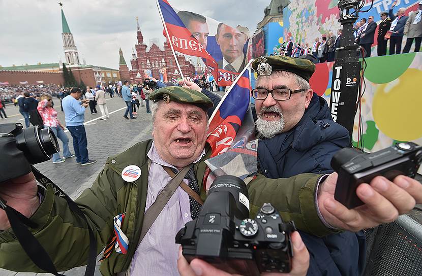 Участники традиционного первомайского шествия профсоюзов на Красной площади позируют на камеру 