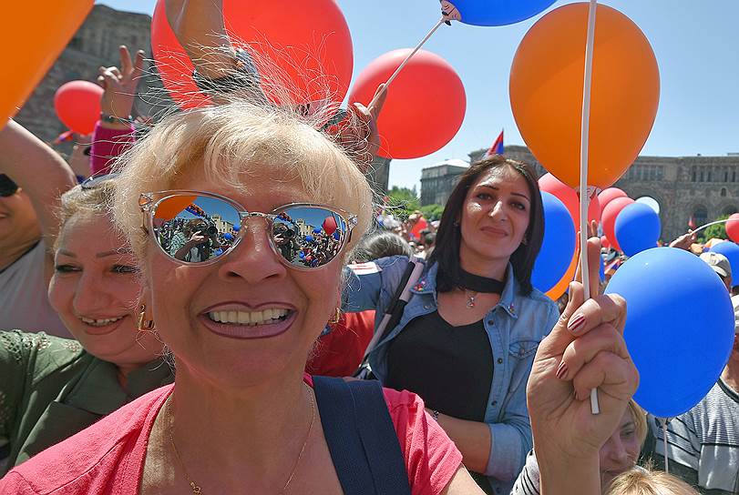 Участники митинга сторонников лидера оппозиционного движения «Елк» Никола Пашиняна на центральной площади Еревана