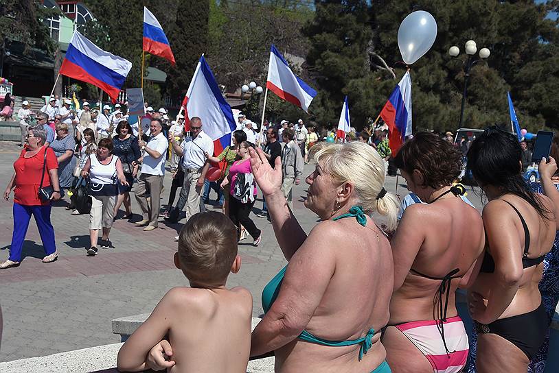 Участники шествия, посвященного Международному дню солидарности трудящихся, в Алуште (Республика Крым)  