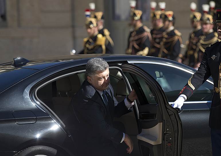 В автопарке президента Украины Петр Порошенко имеются автомобили BMW F02/750Li xDrive 2011 года, Jaguar XF 4/2 Lv8» 2008 года и Range Rover SALLMAM 2011 года