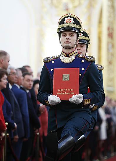 Солдаты Президентского полка вносят специальный экземпляр Конституции на церемонии инаугурации президента РФ 