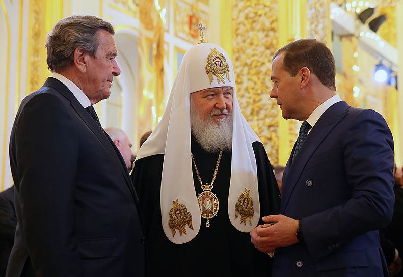 Председатель правительства РФ Дмитрий Медведев, патриарх Московский и всея Руси Кирилл и экс-канцлер Германии Герхард Шрёдер (справа налево) на церемонии инаугурации избранного президента РФ Владимира Путина в Кремле 