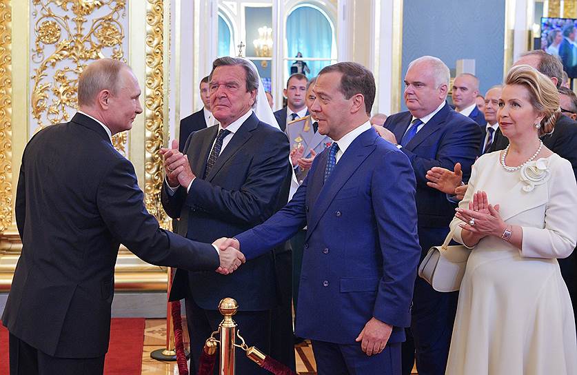 Избранный президент РФ Владимир Путин и председатель правительства РФ Дмитрий Медведев во время церемонии инаугурации в Кремле. Второй слева — экс-канцлер Германии Герхард Шредер, справа — супруга премьер-министра РФ Дмитрия Медведева Светлана Медведева 