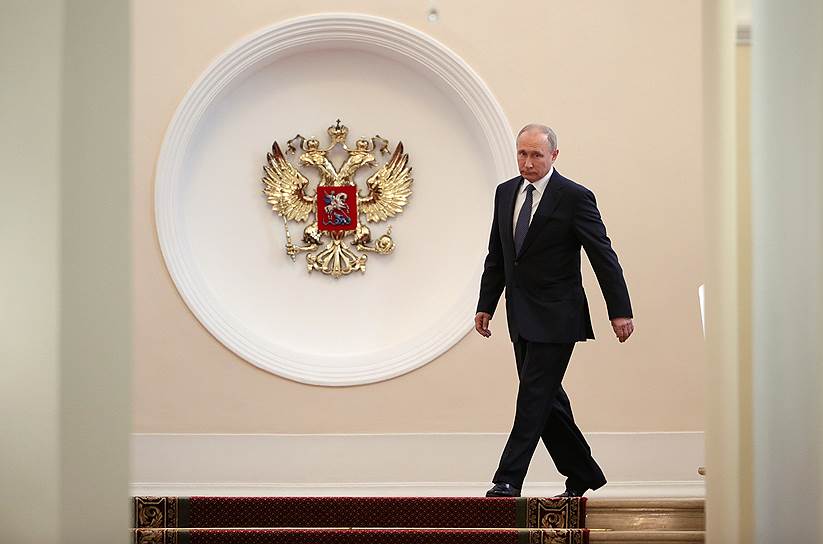 Избранный президент РФ Владимир Путин во время церемонии инаугурации в Кремле 