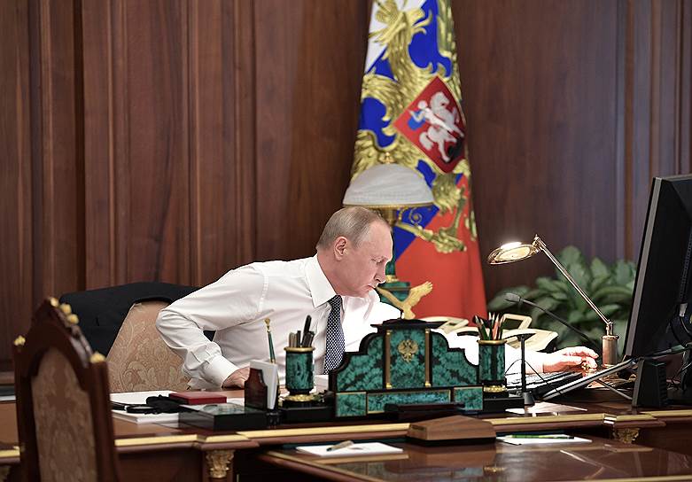К полудню Владимир Путин перешел в Андреевский зал Большого Кремлевского дворца из своего рабочего кабинета. В течение пяти минут зрители прямой трансляции могли наблюдать, как господин Путин молча шел по залам Кремля, рассматривая картины, развешанные в коридорах 