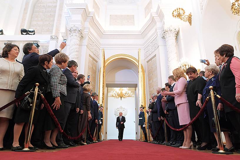 Избранный президент РФ Владимир Путин во время церемонии инаугурации в Кремле 