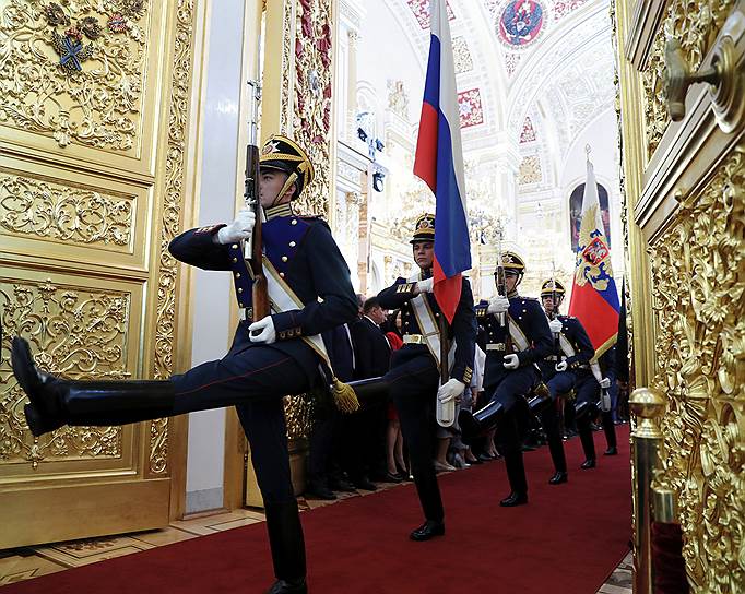 Седьмая в истории России и четвертая для Владимира Путина церемония инаугурации прошла в Кремле в полдень 7 мая. На Фото: почетный караул Президентского полка перед началом инаугурации 