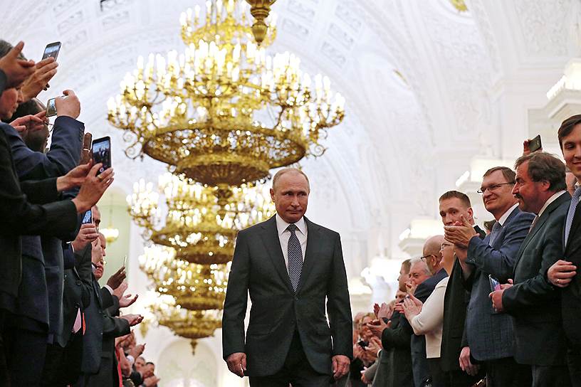 Избранный президент РФ Владимир Путин во время церемонии инаугурации в Кремле 