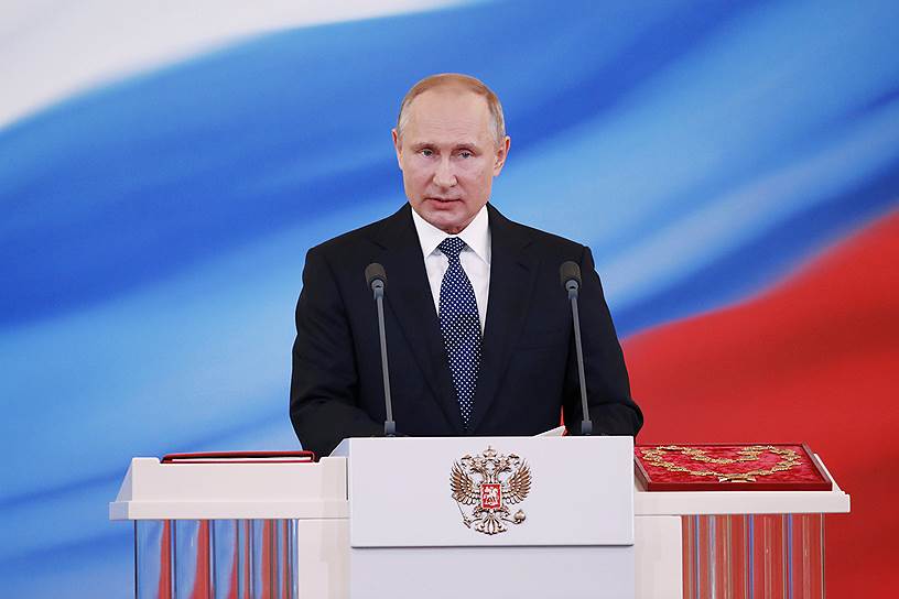 Положа руку на особый экземпляр Конституции, Владимир Путин произнес присягу в присутствии сенаторов, депутатов, судей Конституционного суда и 3,5 тыс. специальных гостей 