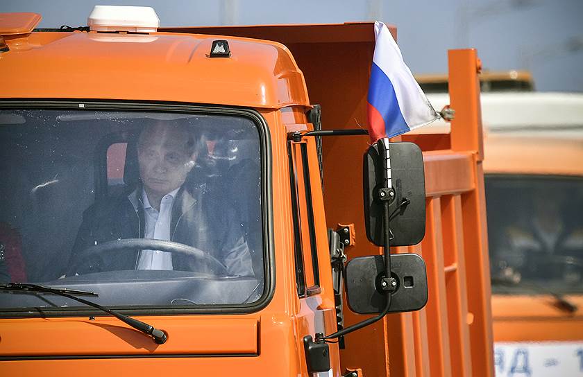 Поздравив рабочих с запуском автомобильного движения по Крымскому мосту, президент проехал по нему за рулем КамАЗа  