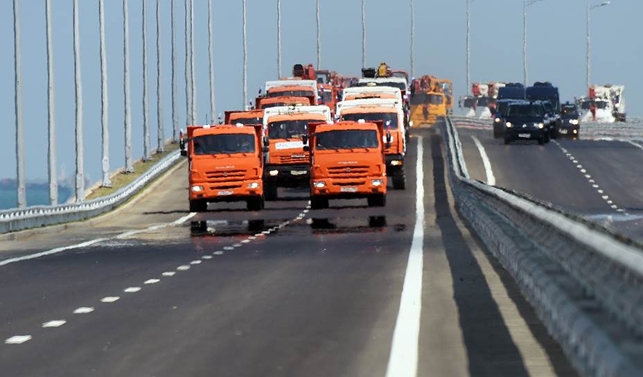 Колонна из трех десятков грузовиков испытала Крымский мост на прочность в преддверии открытия 