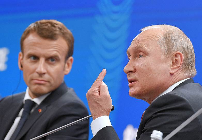 Президент Франции Эмманюэль Макрон (слева) и президент России Владимир Путин во время пленарного заседания 