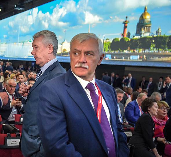 Губернатор Санкт-Петербурга Георгий Полтавченко (справа) и мэр Москвы Сергей Собянин во время работы форума 