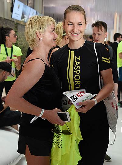 Двукратная олимпийская чемпионка по спортивной гимнастике, первый заместитель начальника ЦСКА Светлана Хоркина (слева) и председатель Комиссии спортсменов Олимпийского комитета России (ОКР) Софья Великая перед стартом благотворительного «зелёного» марафона «Бегущие сердца» в Москве