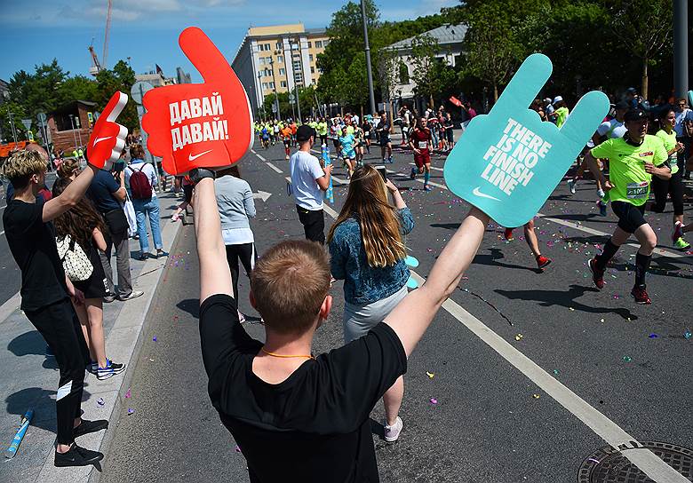 Болельщики подбадривают участников забега
