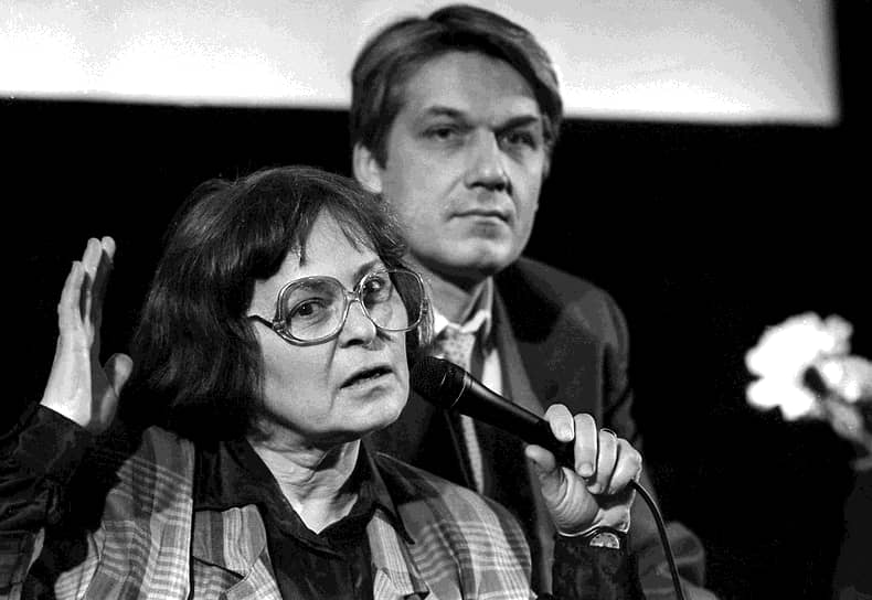 Позже работала на студии «Ленфильм», где в 1978 году сняла картину «Познавая белый свет»  На фото: режиссер Кира Муратова и актер Юрий Шлыков во время пресс-конференции, посвященной премьере ее фильма «Чувствительный милиционер» 