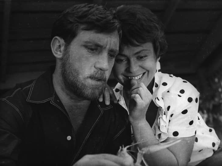 В 1967 году поставила первую самостоятельную ленту — «Короткие встречи», где также сыграла главную роль  На фото: кадр из фильма «Короткие встречи» с Владимиром Высоцким и Ниной Руслановой 