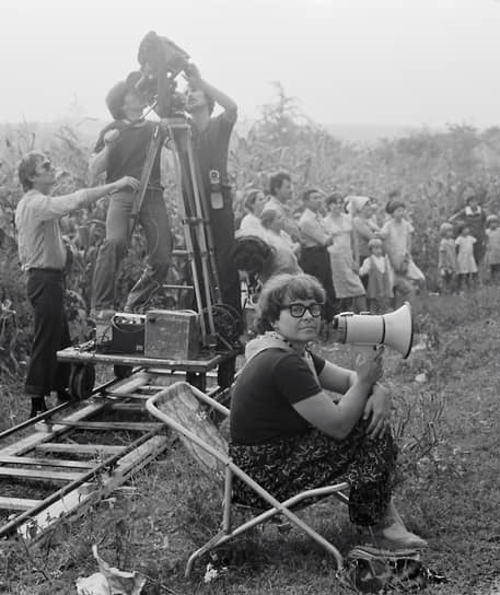 В 1961 году стала режиссером на Одесской киностудии. В 1962 году состоялся ее совместный с первым мужем Александром Муратовым короткометражный дебют с лентой «У крутого яра». В 1964 году снова вместе с мужем выпустила  полнометражную картину «Наш честный хлеб»  На фото: Кира Муратова на съемках фильма «Перемена участи»  