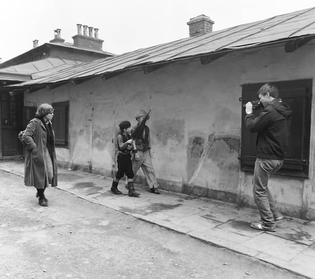 Среди ее работ фильмы «Долгие проводы» (1971), «Перемена участи» (1987), «Астенический синдром» (1989, специальный приз жюри Берлинского кинофестиваля),  «Настройщик» (2004), «Мелодия для шарманки» (2009)   На фото: Кира Муратова во время съемок фильма «Среди серых камней» 