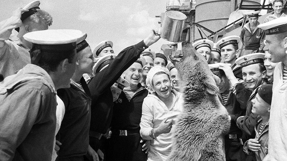 После запрещения вождения медведей было убито много ученых зверей, но любовь к медвежьей забаве продолжала жить в народе и в царские, и в советские времена 