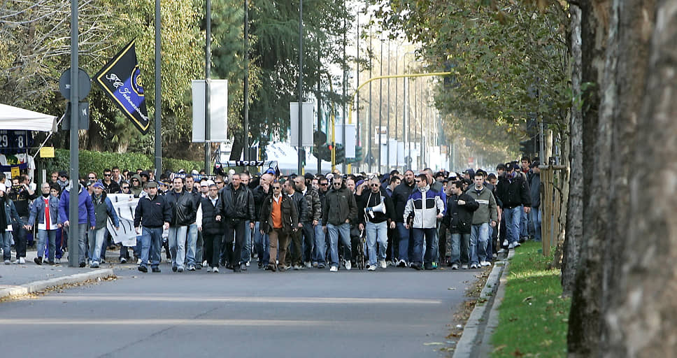 В ноябре 2007 года в день матча между «Лацио» и «Ювентусом» возникла потасовка между болельщиками клубов. Пытаясь разнять хулиганов, полицейский сделал предупредительный выстрел в воздух, однако убил одного из болельщиков. Беспорядки после этого начались в нескольких городах Италии, из-за чего ряд матчей был отменен. В 2009 году полицейский Луиджи Спаккаротелла получил шесть лет тюрьмы