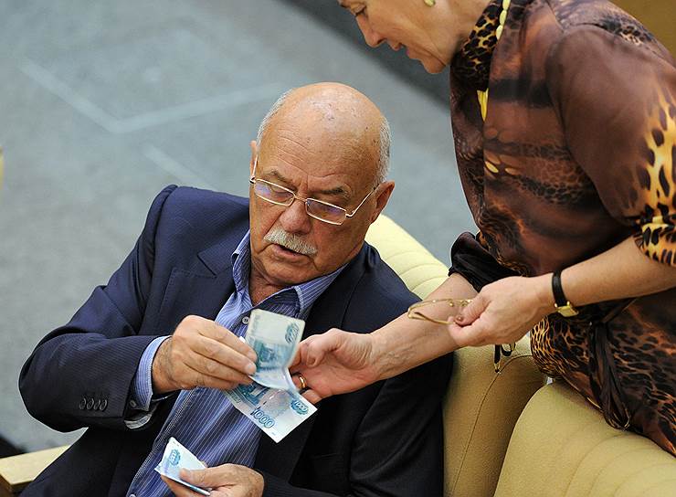 В 2012 году Станислав Говорухин стал соавтором законопроекта «О меценатской деятельности». Документ предполагает налоговые льготы и госнаграды для меценатов, но определяет, что получателями меценатской помощи могут быть исключительно государственные и муниципальные учреждения культуры. Законопроект был принят в октябре 2014 года 