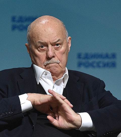 «У Пастернака есть фраза в каком­-то стихотворении о том, что к концу жизни неизбежно приходишь к абсолютной простоте. Когда меня спрашивают: "Раньше какие-­то проблемные фильмы ставили, серьезные темы, а сейчас такие пустячки вроде бы", я говорю: "Наверное, потому, что поумнел". Потому что простота — это высшая форма искусства»  Режиссер скончался 14 июня 2018 года в санатории Барвиха после продолжительной болезни 