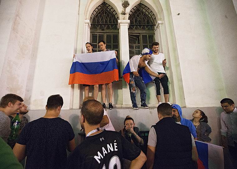 Народные гуляния в центре Москвы в честь победы сборной России по футболу