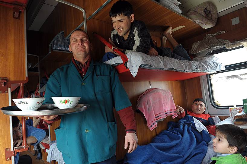 В дореволюционной России использовались также плацкартные вагоны третьего класса открытого типа (длина кузова — не более 18 метров), в которых имелось четыре полки поперек вагона и две полки вдоль вагона. После 1917 года старая классификация была отменена, и вагоны третьего типа стали именоваться жесткими плацкартными вагонами дальнего следования На фото: сотрудник вагона-ресторана разносит обед