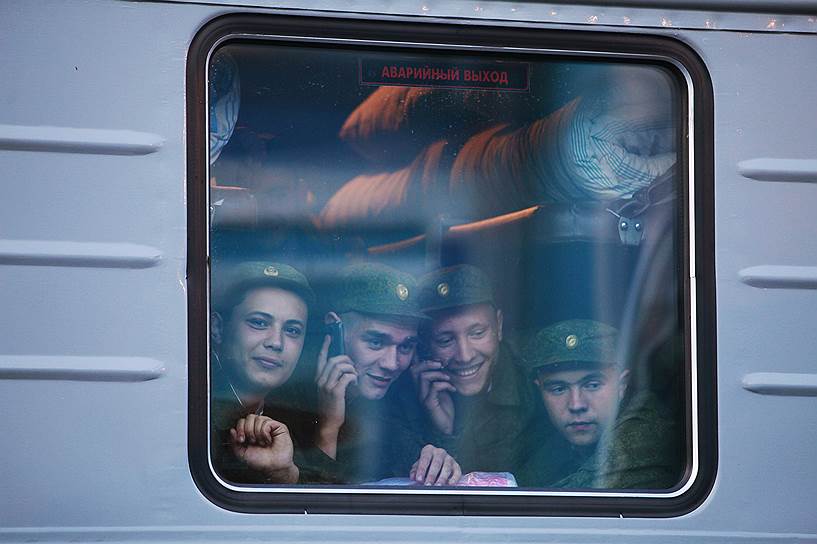 В 1949–1950-х годах были выпущены вагоны третьей серии, число пассажирских мест уменьшилось до 58 лежачих мест (или 87 сидячих мест), в туалетах были установлены фаянсовые умывальные чаши и унитазы. Плацкартные вагоны, которые выпускались в 1951-1960-х годах, получили окна с форточками и принудительную вентиляцию На фото: призывники отправляются на место службы из Ставрополя, 2013 год