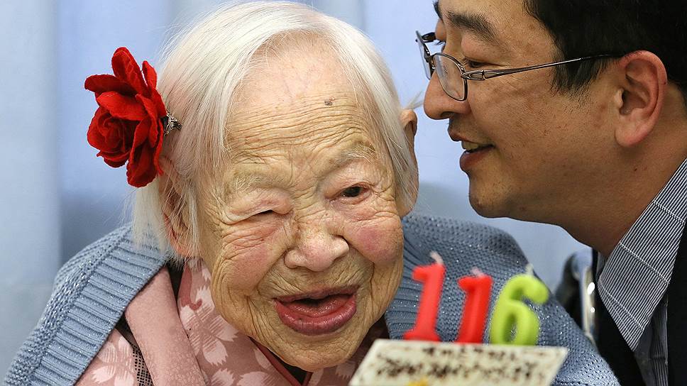 Количество японцев-долгожителей растет уже почти 50 лет