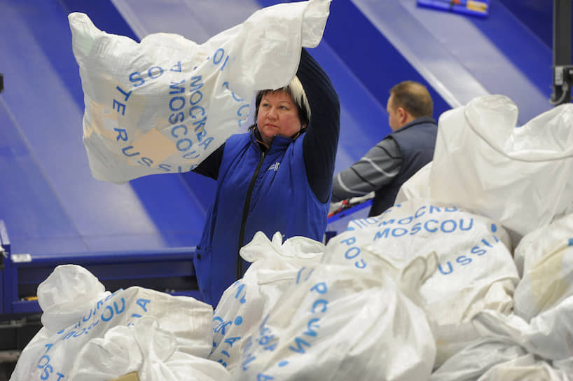 Число сотрудников «Почты России» превышает 350 тыс. человек На фото: логистический центр во Внуково