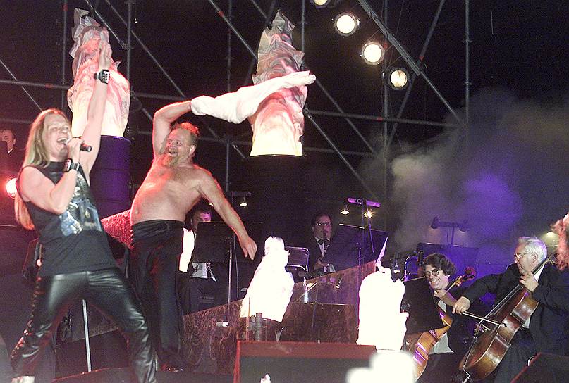 В 1995 году после четырехлетнего перерыва группа выпустила новый альбом «Ночь короче дня». А в 2001 году музыканты записали альбом «Химера», на обложке которого впервые появился символ группы — химера по кличке Жорик. В том же году «Ария» выступила хедлайнером фестиваля «Нашествие» 