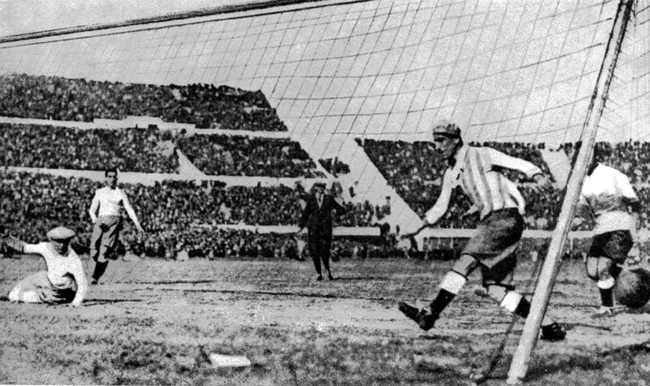 1930, Монтевидео (Уругвай) Уругвай—Аргентина 4:2 Финальный матч первого чемпионата мира проходил в среду, и это единственный из всех финалов, который проходил не в выходные. В то время не существовало единых стандартов образца мяча, поэтому по решению FIFA в первом тайме команды играли мячом Аргентины, во втором — Уругвая. Последний гол в финале забил уругваец Эктор Кастро — единственный чемпион мира, игравший без кисти руки
