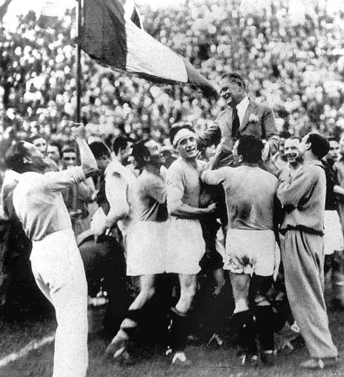 1934, Рим (Италия) Чехословакия—Италия 1:2 Второй раз подряд победу в финале праздновала страна—хозяйка турнира. Это был первый финал, в котором основное время не выявило победителя, в результате чего были назначены дополнительные 30 минут, в которых Италия забила победный гол. Кроме того, это был первый чемпионат мира, перед которым проводился отборочный турнир — из 32 сборных были отобраны 16