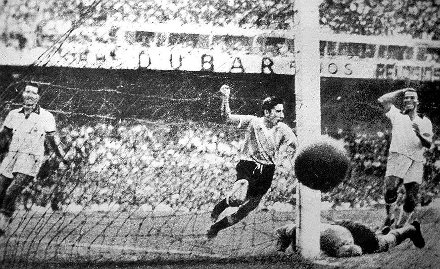 1950, Рио-де-Жанейро (Бразилия) Уругвай—Бразилия 2:1 Во второй раз чемпионом мира стала сборная Уругвая. Чемпионат проводился по групповой системе без плей-офф — чемпионом стал лидер финальной группы, а матч между Уругваем и Бразилией определял этого лидера. Матч считается одним из самых драматичных в истории футбола: бразильцы, которые считали свою сборную безоговорочным фаворитом, сами изготовили золотые медали и написали гимн, однако он никогда так и не был исполнен, а после поражения золотые медали были уничтожены. Матч вошел в книгу рекордов Гиннеса по числу зрителей — 199,8 тыс. (в то время еще были стоячие места на стадионе). Автор победного гола уругвайцев Альсидес Гиджа умер в 2015 году спустя 65 лет после забитого мяча в ворота бразильцев