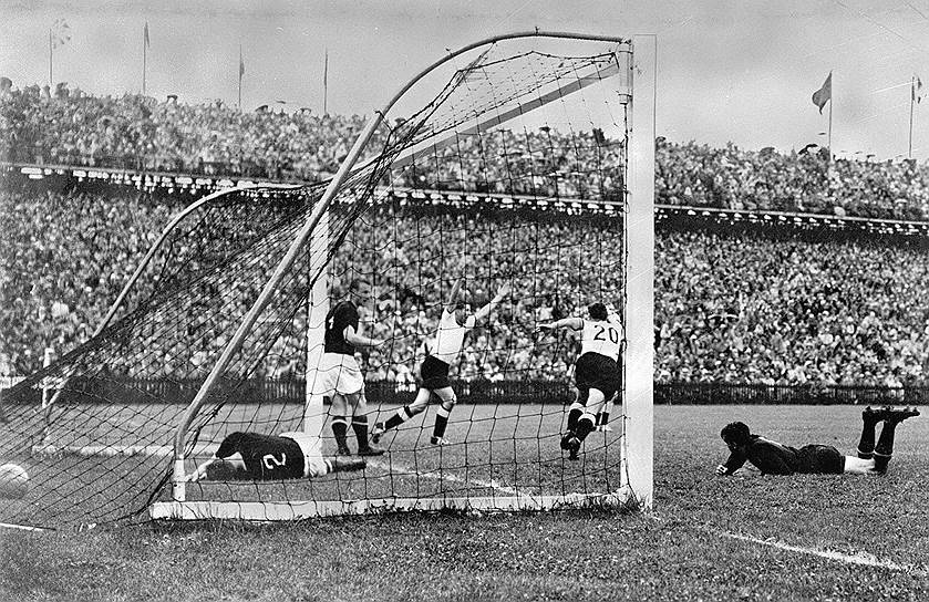 1954, Берн (Швейцария) ФРГ—Венгрия 3:2 Впервые чемпионами мира стали немцы. Единственный пока что финал, в котором за титул сражались две сборные из центральной Европы. В истории Германии этот матч называется Бернским чудом: в первые восемь минут немцы пропустили два мяча, но в итоге сумели победить. Всего на чемпионате было забито рекордное количество голов — 140 (по 5,38 за матч)
