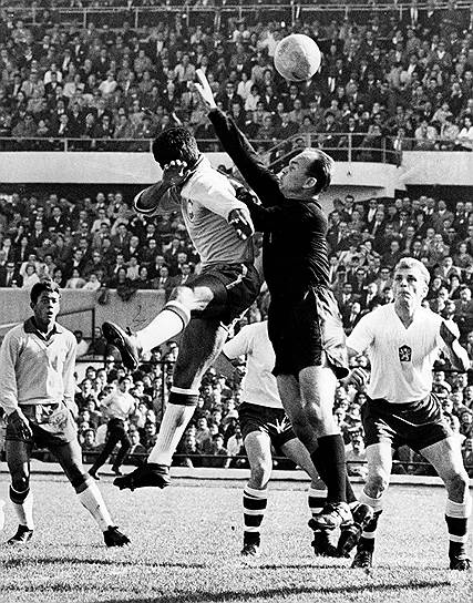 1962, Сантьяго (Чили) Бразилия—Чехословакия 3:1 Бразилия стала второй командой, защитившей титул чемпионов (после Италии в 1938 году). Финальный матч ЧМ впервые судил советский арбитр — Николай Латышев. В одном из эпизодов он не назначил пенальти бразильцам за неумышленную игру рукой, что впоследствии привело к тому, что власти Чехословакии обвиняли судью в «непонимании задач социализма»