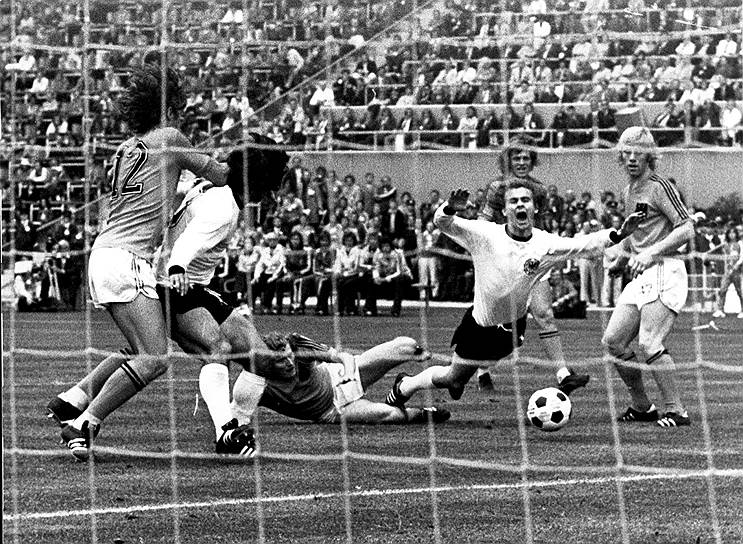 1974, Мюнхен (ФРГ) Нидерланды—ФРГ 1:2 Сборная ФРГ стала чемпионом во второй раз, а пятеро ее игроков стали первыми в истории, выигравшими золотые, серебряные и бронзовые медали ЧМ. На групповом этапе турнира впервые встретились сборные ФРГ и ГДР, последние выиграли со счетом 1:0. На чемпионате впервые был применен допинг-контроль, на котором попался один из игроков сборной Гаити