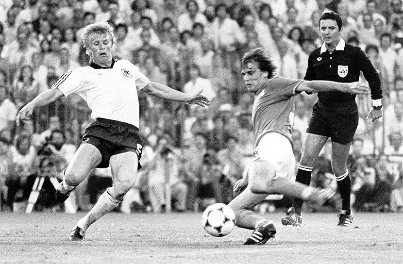 1982, Мадрид (Испания) Италия—ФРГ 3:1 В третий раз чемпионом мира стала Италия. Капитан сборной Дино Дзофф стал первым в истории футболистом, выигравшим чемпионат мира в 40 лет. Впервые в финальной части турнира участвовали 24 команды. Встреча ФРГ и Австрии на групповом этапе ЧМ стала известна как «Хихонский пакт о ненападении»: во время матча команды просто перегоняли мяч по полю, поскольку счет их устраивал, после чего FIFA приняла правило, по которому матчи заключительного тура на групповом этапе должны начинаться одновременно