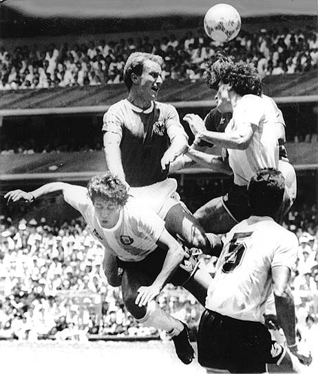 1986, Мехико (Мексика) Аргентина—ФРГ 3:2 Во второй раз чемпионом мира стала Аргентина. Мексика же приняла свой второй турнир. В финальном матче показал шесть желтых карточек, что являлось рекордом для финалов до 2010 года. Три карточки были показаны аргентинским игрокам за затяжку времени. Немецкий тренер Франц Беккенбауэр установил антирекорд, проиграв в финале ЧМ и как игрок (1966), и как тренер. Во время этого чемпионата состоялся знаменитый матч 1/4 финала между сборными Аргентины и Англии, в котором Диего Марадона забил гол, получивший название «Рука Бога»