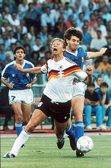1990, Рим (Италия) ФРГ—Аргентина 1:0 Сборная ФРГ в третий раз стала чемпионом мира. Причем это был ее последний матч — после него была сформирована объединенная сборная Германии. Единственный мяч в игре был забит в результате спорного пенальти. Впервые чемпионы мира уступили титул в финальном матче