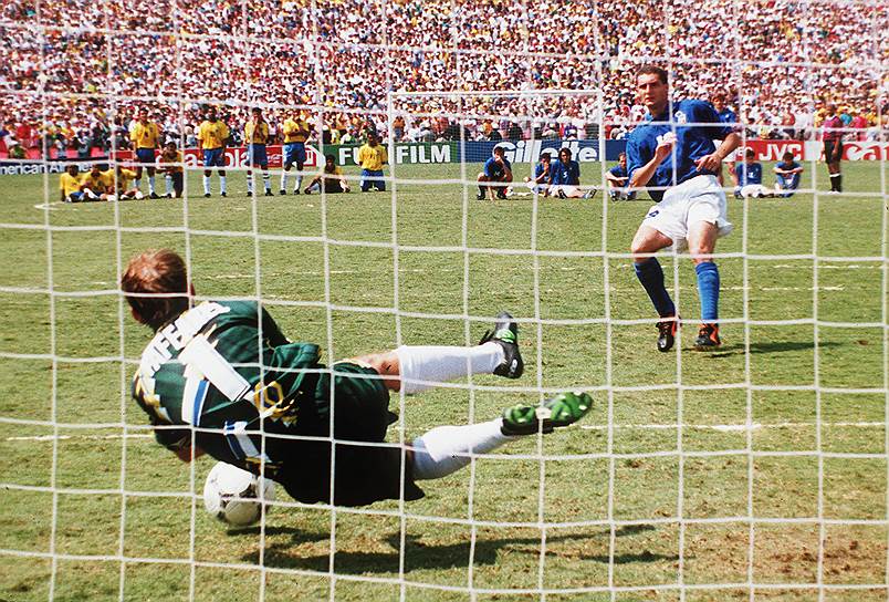 1994, Пасадена (США) Бразилия—Италия 0:0 (по пенальти — 3:2) Впервые в финале не было забито ни одного мяча, и впервые он закончился серией послематчевых пенальти. Во второй раз в истории чемпионатов мира кубок был разыгран между сборными, уже встречавшимися в финале. Свою победу футболисты Бразилии посвятили погибшему весной того же года бразильскому автогонщику Айртону Сенне