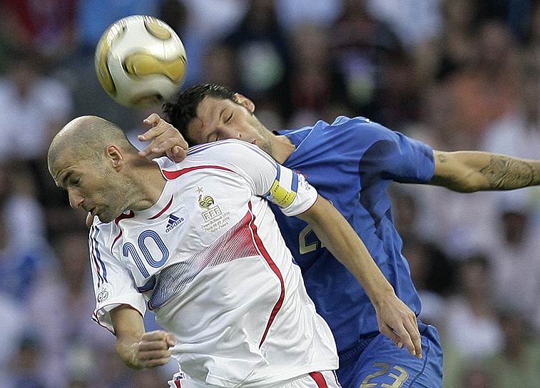2006, Берлин (Германия) Италия—Франция 1:1 (по пенальти — 5:3) Италия в четвертый раз стала чемпионом мира. Матч известен знаменитым удалением игрока французской сборной Зинедина Зидана после того, как он ударил головой в грудь итальянского защитника Марко Матерацци. После этого финала Зинедин Зидан завершил карьеру игрока. Это был первый финал с 1978 года, в котором не участвовала Германия или Бразилия (и второй с 1938 года), а также второй финал в истории, исход которого решила серия послематчевых пенальти
