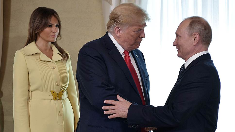 Президенты России и США Владимир Путин (справа) и Дональд Трамп со своей женой Меланией