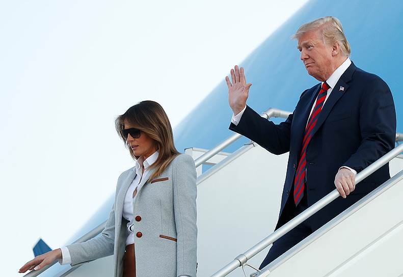 Президент США Дональд Трамп и его супруга Мелания спускаются по трапу