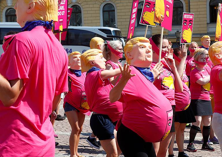 Протестующие на Сенатской площади в Хельсинки