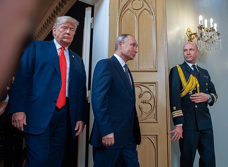 Президент России Владимир Путин и президент США Дональд Трамп (слева) во время встречи