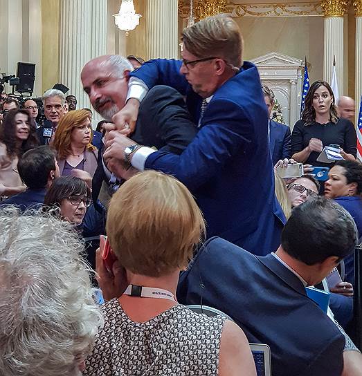 Задержание неизвестного перед пресс-конференцией президентов России и США Владимира Путина и Дональда Трампа