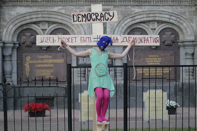 В Санкт-Петербурге в июле 2012 года прошла акция в поддержку Pussy Riot, во время которой одну из участниц символически распяли у Собора Воскресения Христова на Крови (Спаса-на-Крови) 